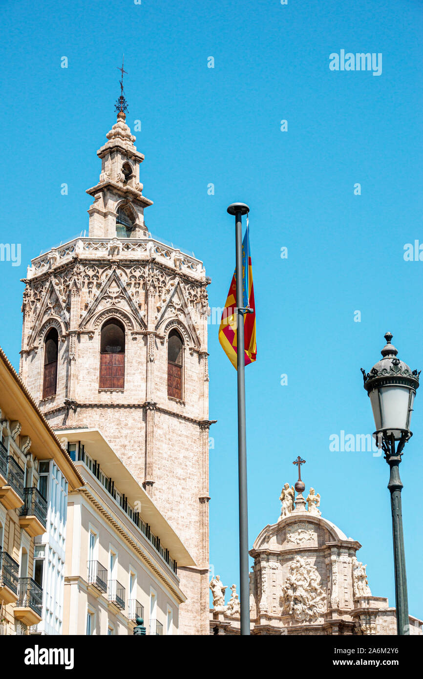 Valencia ESPAÑA Hispana,Ciutat Vella,casco antiguo,centro histórico,Plaza Plaça de la Reina,plaza principal,Torre del Micalet,Miguelete,estilo gótico octogonal b Foto de stock