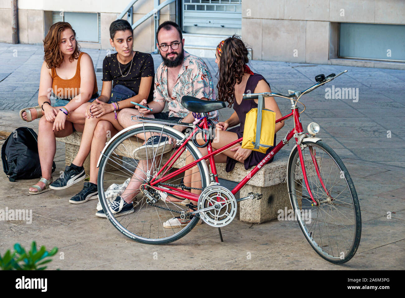 España,Valencia,Hispanos Latinos Latinos Latinos Latinos Latino,Ciutat Vella,Ciudad Vieja,Centro Histórico,Plaza Plaza de l'Arquebisbe,Plaza Pública,Banco de Parque,Bicy Foto de stock