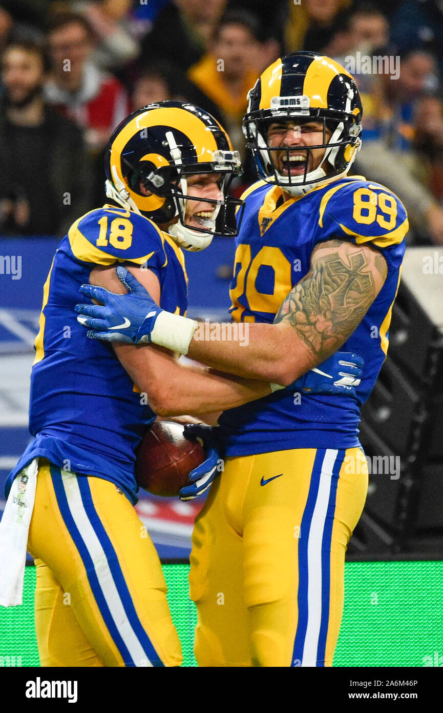 Londres, Reino Unido. 27 de octubre de 2019. Receptor ancho de carneros, Cooper Kupp (18) celebra con los carneros, Tyler Higbee apretado final (89) Tras anotar un touchdown durante la NFL match Cincinnati Bengals v Los Angeles Rams en Wembley Stadium, juego 3 de este año de la NFL Juegos de Londres. Crédito: Stephen Chung / Alamy Live News Foto de stock