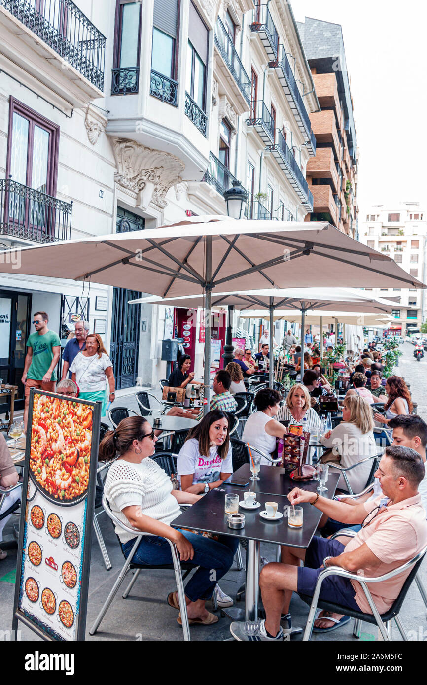 Valencia España,Ciutat Vella,casco antiguo,centro histórico,Plaza Alfonso  El Magnánimo,Cafetería Terraza,restaurante,cafetería en la  acera,ocupado,comedor al aire libre,hombre,w Fotografía de stock - Alamy