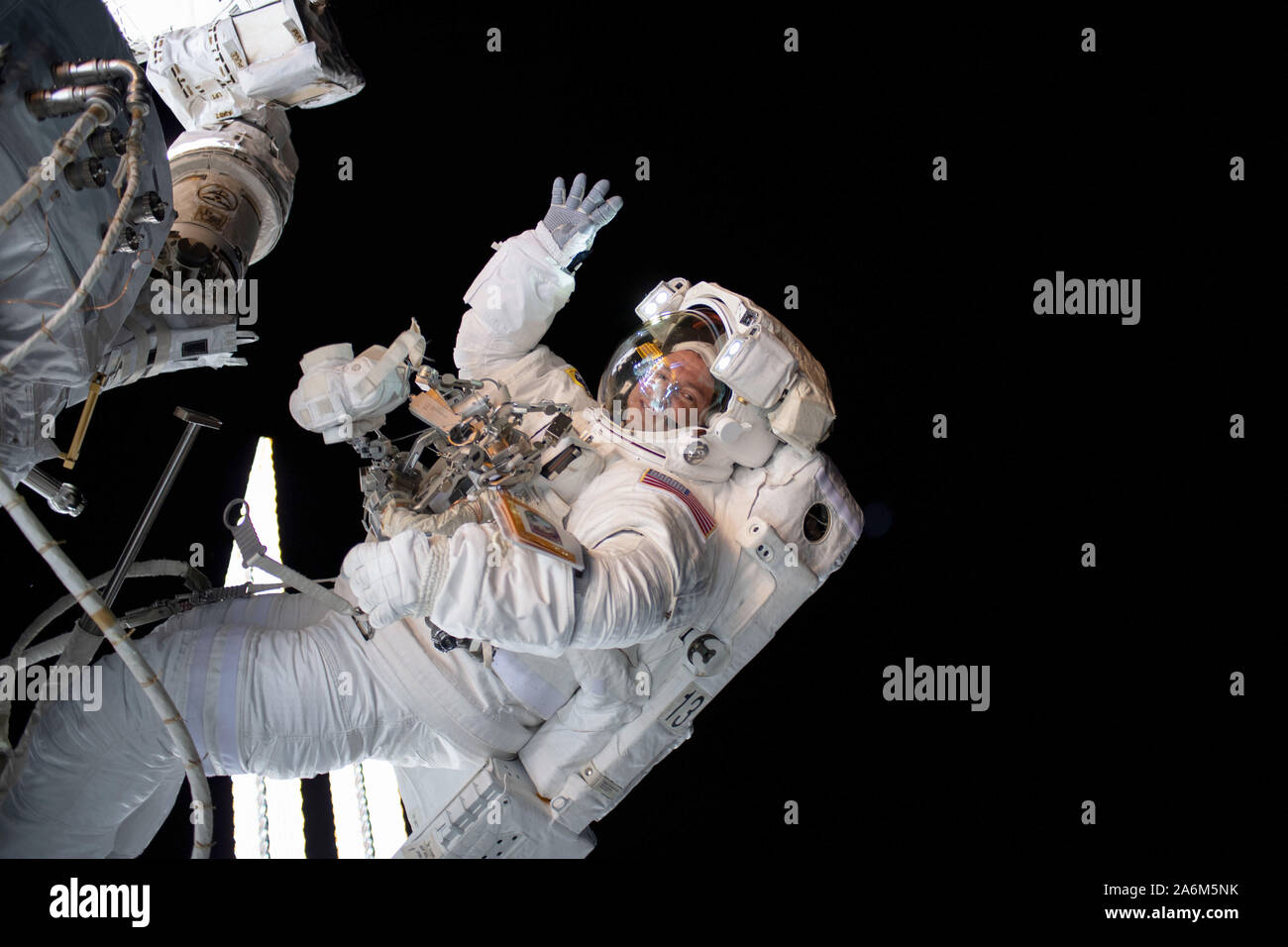 Graduado de West Point, médico y astronauta de la NASA Andrew Morgan está retratado trabajando fuera de la Estación Espacial Internacional durante seis horas y 32 minutos de paseo espacial para instalar el laboratorio en órbita la segunda tripulación vehículo comercial puerto de acoplamiento, el adaptador de acoplamiento internacional-3 (AIF-3). Boeing CST-100 Starliner y la tripulación del SpaceX Dragon se acoplará la nave a la altura de los adaptadores en el futuro cercano cuando llevar astronautas a la estación como parte del programa de tripulación comercial de la NASA Foto de stock