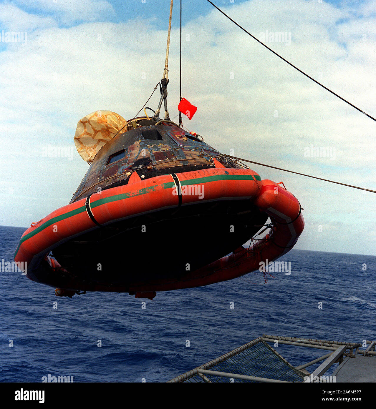 El módulo de comando del Apolo 11 se iza a bordo del USS Hornet, el primer buque de rescate para el histórico aterrizaje lunar de la misión Apolo 11. El splashdown tuvo lugar a las 12:49 p.m. ET, 24 de julio de 1969, alrededor de 812 millas náuticas al sudoeste de Hawai, a sólo 12 millas náuticas desde el portaaviones USS Hornet. Foto de stock