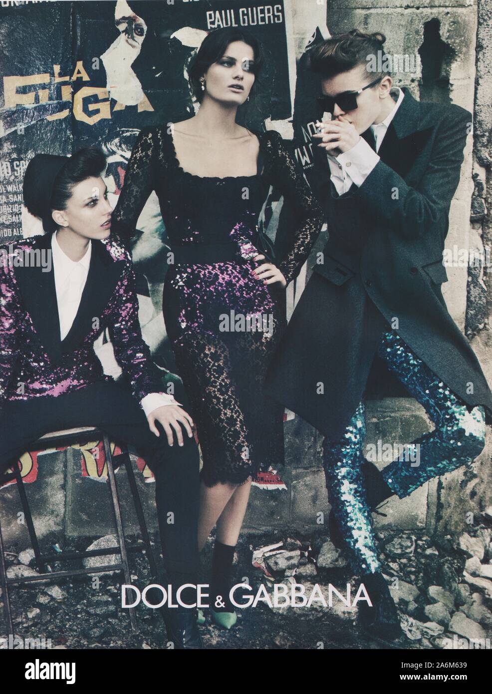 Cartel de publicidad de Dolce & Gabbana fashion house en revista en papel  desde el año 2011, la publicidad, el creativo del anuncio de Dolce & Gabbana  desde 2010s Fotografía de stock -