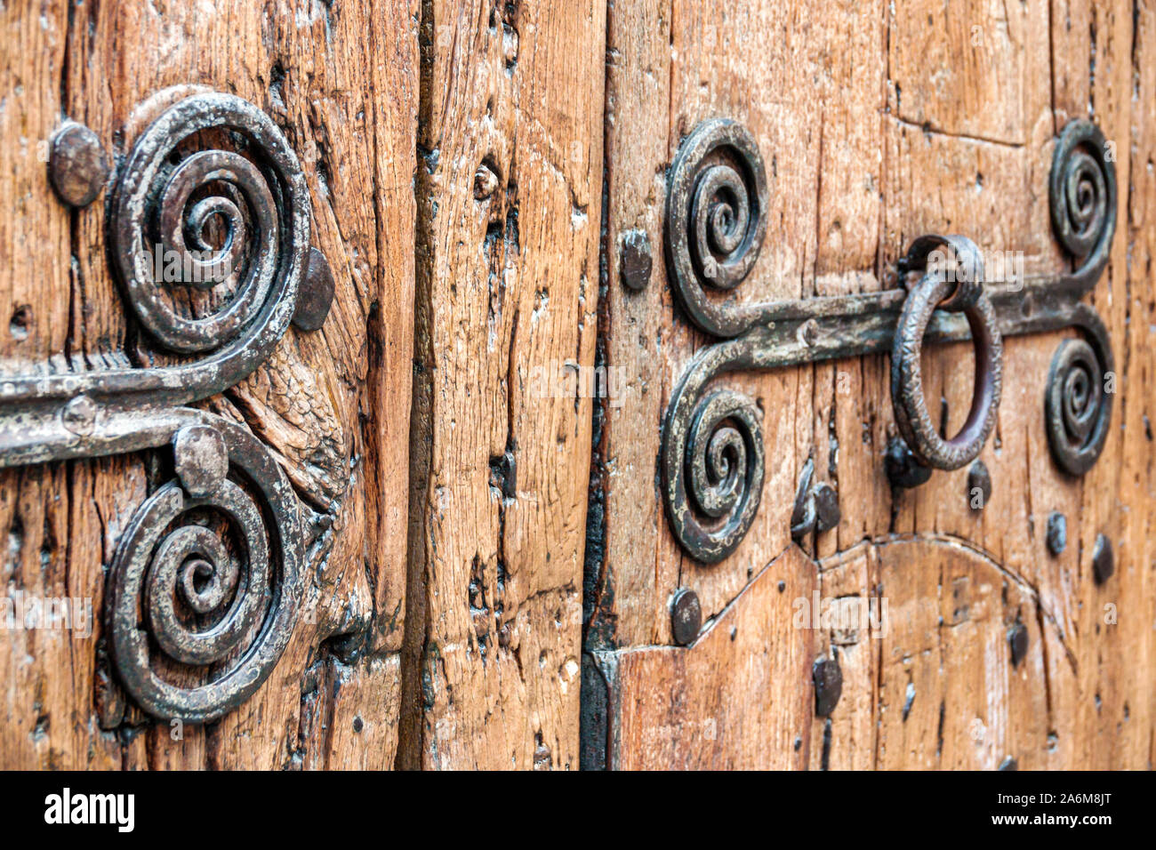 Barcelona ESPAÑA,CATALONIA Monasterio de Pedralbes,Complejo histórico gótico,Puerta antigua,herrajes antiguos de puerta de hierro,puerta de knocker,madera envejecida envejecida,ES19 Foto de stock