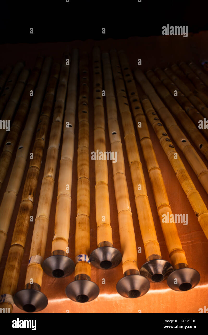 Tubos de bambú artesanales estridente en la vista Foto de stock
