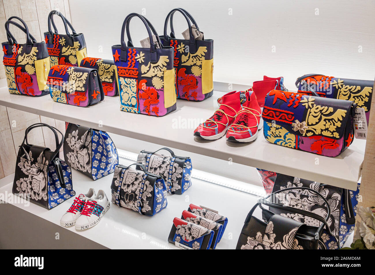 Barcelona España,Catalonia Ciutat Vella,centro histórico,El Born,Desigual, tienda,boutique,marca de de de stock - Alamy