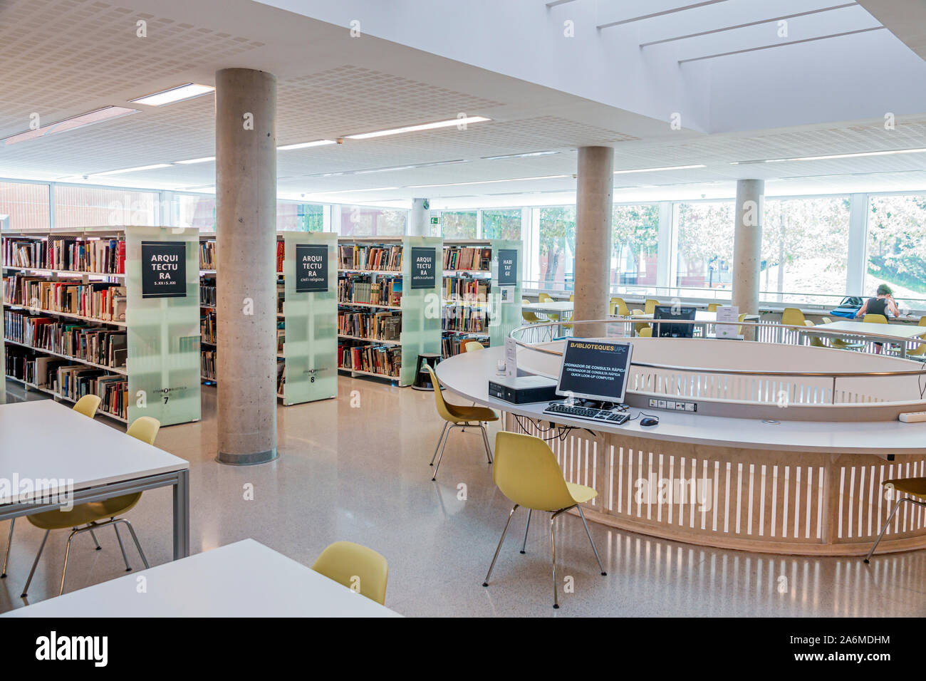 Barcelona ESPAÑA,CATALONIA Universitat Politecnica de Catalunya,UPC,UNIVERSITARIO,CAMPUS ESCOLAR,Biblioteca Oriol Bohigas,BIBLIOTECA,EDIFICIO,INTERIOR,CATÁLOGO s. Foto de stock