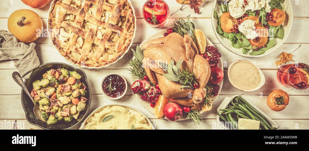 Selección de comida tradicional del día de acción de gracias - Turquía, puré patatoes, judías verdes, pastel de manzana sobre fondo rústico Foto de stock