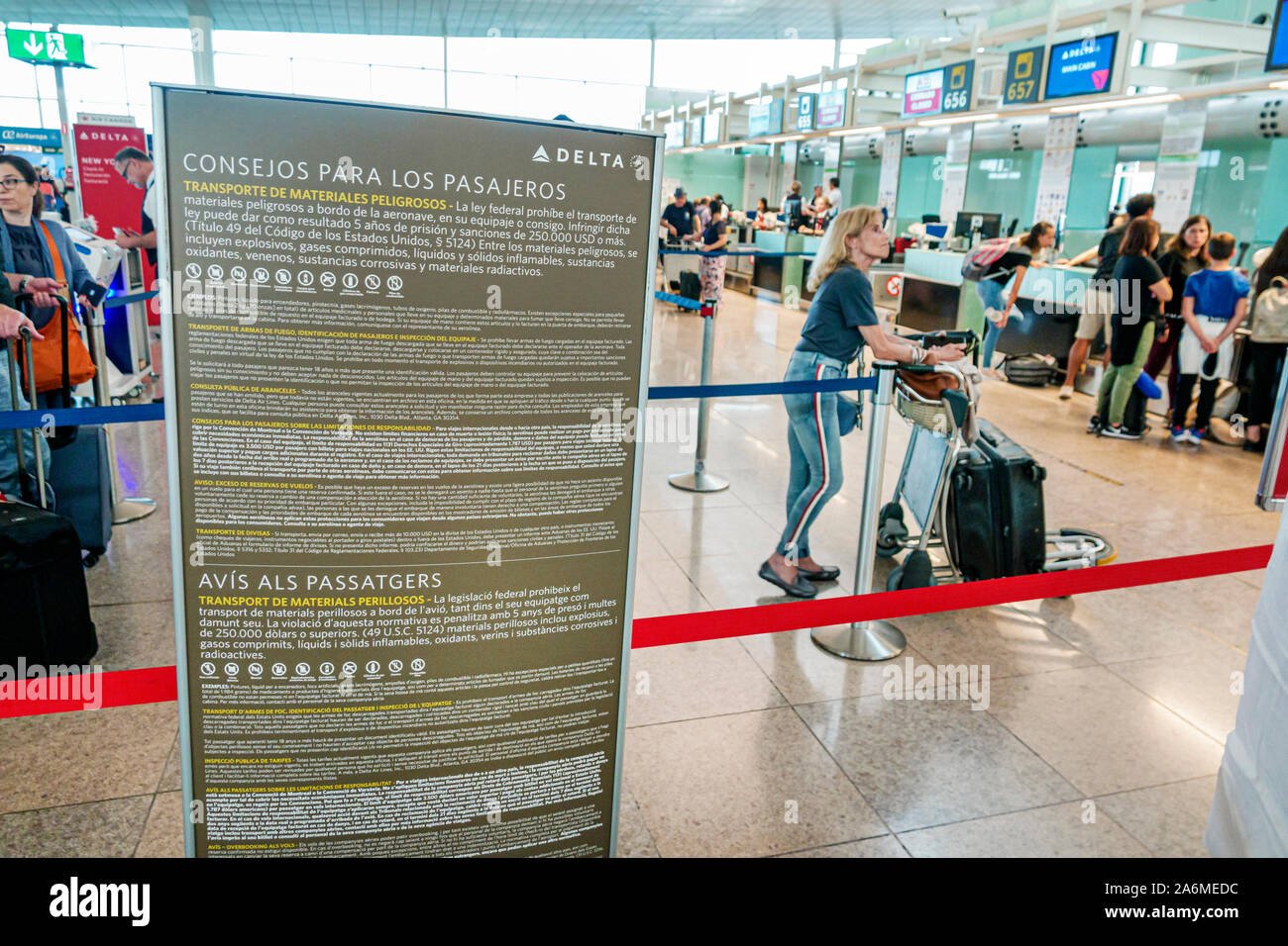 Barcelona ESPAÑA,CATALONIA BARCELONA-EL PRAT Aeropuerto Josep Tarradellas  BCN,terminal T1,Delta Airlines,línea de facturación,interior,información  para pasajeros Fotografía de stock - Alamy