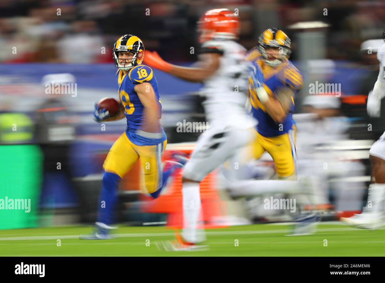 Londres, Reino Unido. 27 Oct, 2019. Una velocidad de obturación lenta shot de carneros receptor ancho Cooper Kupp #18 corriendo a través de anotar un touchdown durante la NFL juego entre Cincinnati Bengals y los carneros en el Wembley Stadium de Londres, Reino Unido. 27 de octubre de 2019 Crédito: Agencia Fotográfica europea del deporte/Alamy Live News Foto de stock