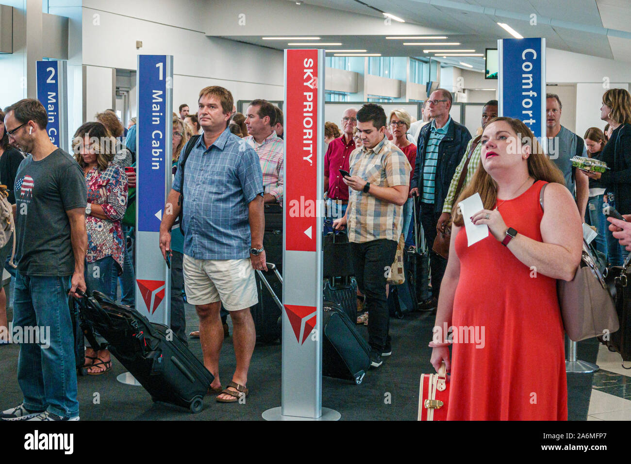 Georgia,Atlanta,Hartsfield-Jackson Aeropuerto Internacional de  Atlanta,terminal,interior,puerta,Delta Airlines,vuelo a bordo,cabina  principal,Sky Priority,Comfort+ Fotografía de stock - Alamy