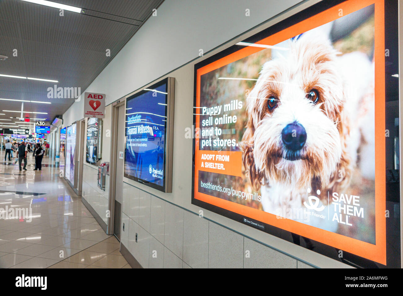 Airport ads fotografías e imágenes de alta resolución - Alamy