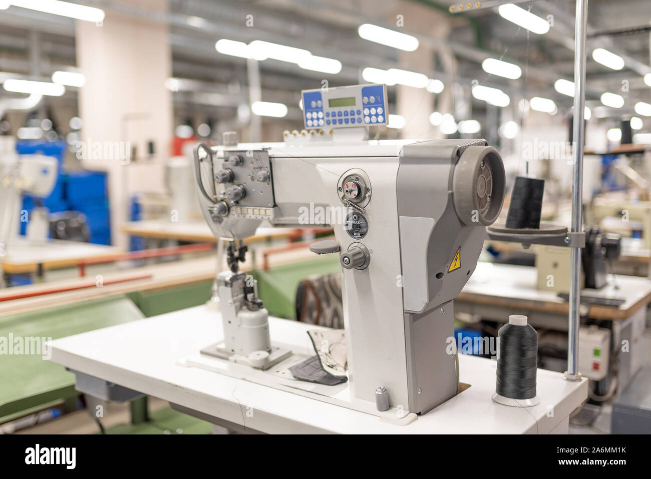 Máquinas de coser industriales en el taller. La fabricación de zapatos. Foto de stock