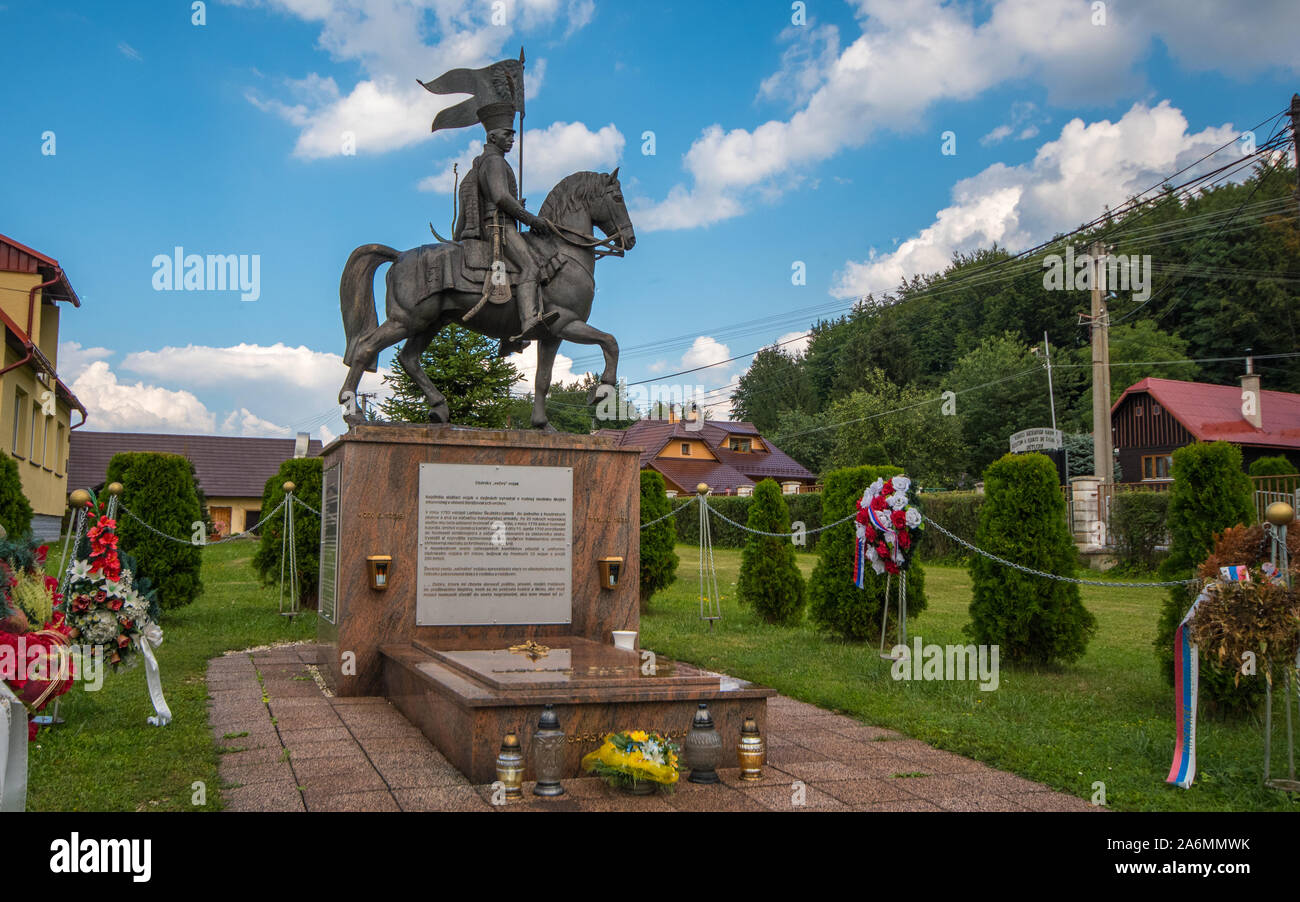 Tumba de Ladislav Skultety Gabris, Mojtin, Eslovaquia. Él era el más antiguo soldado en la historia. Sirvió 81 años. Foto de stock