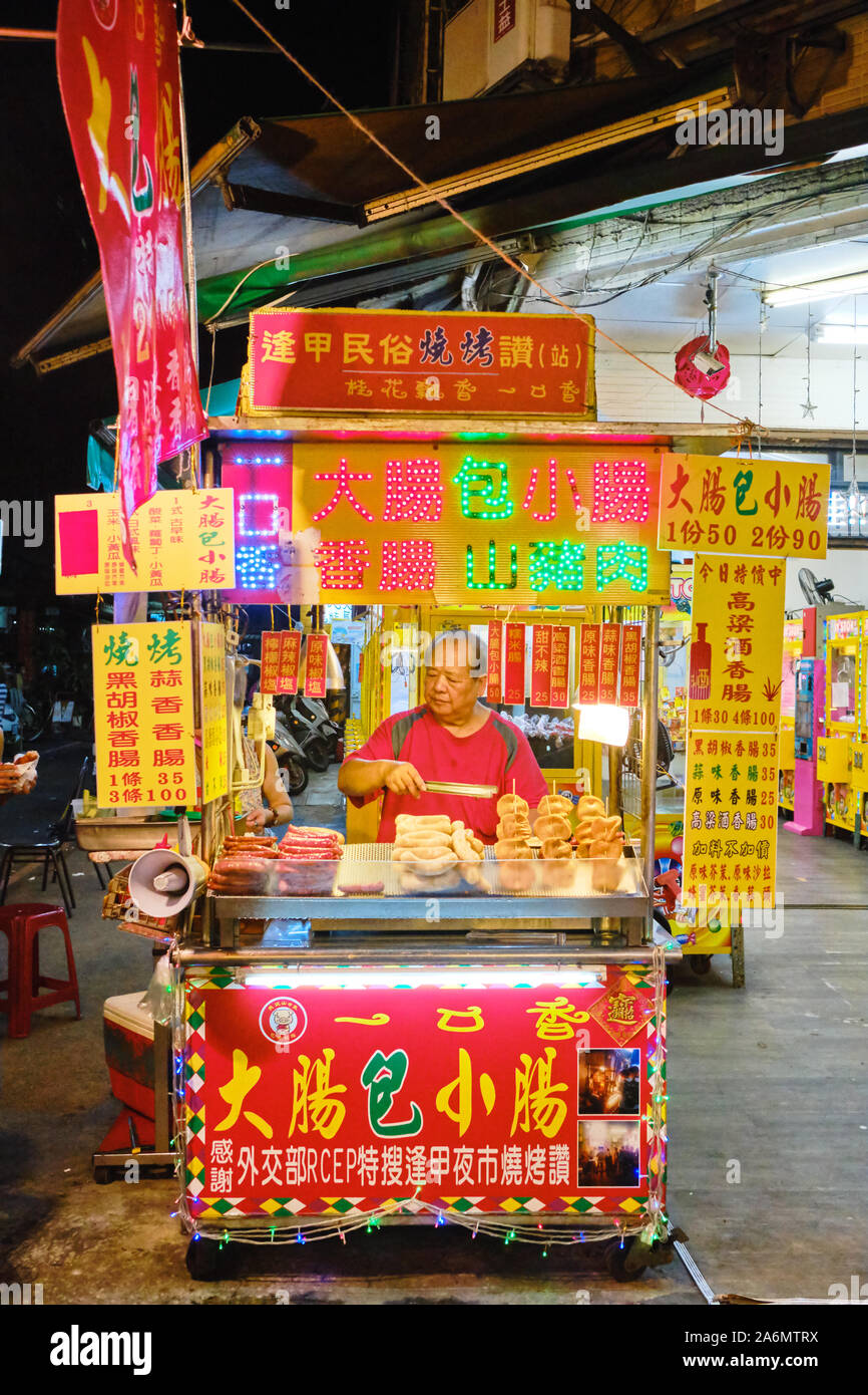 Puesto de comida en el mercado nocturno de Feng Chia, que está situado  junto a la Universidad Feng Chia en Taichung y es el más grande mercado  nocturno en Taiwán Fotografía de