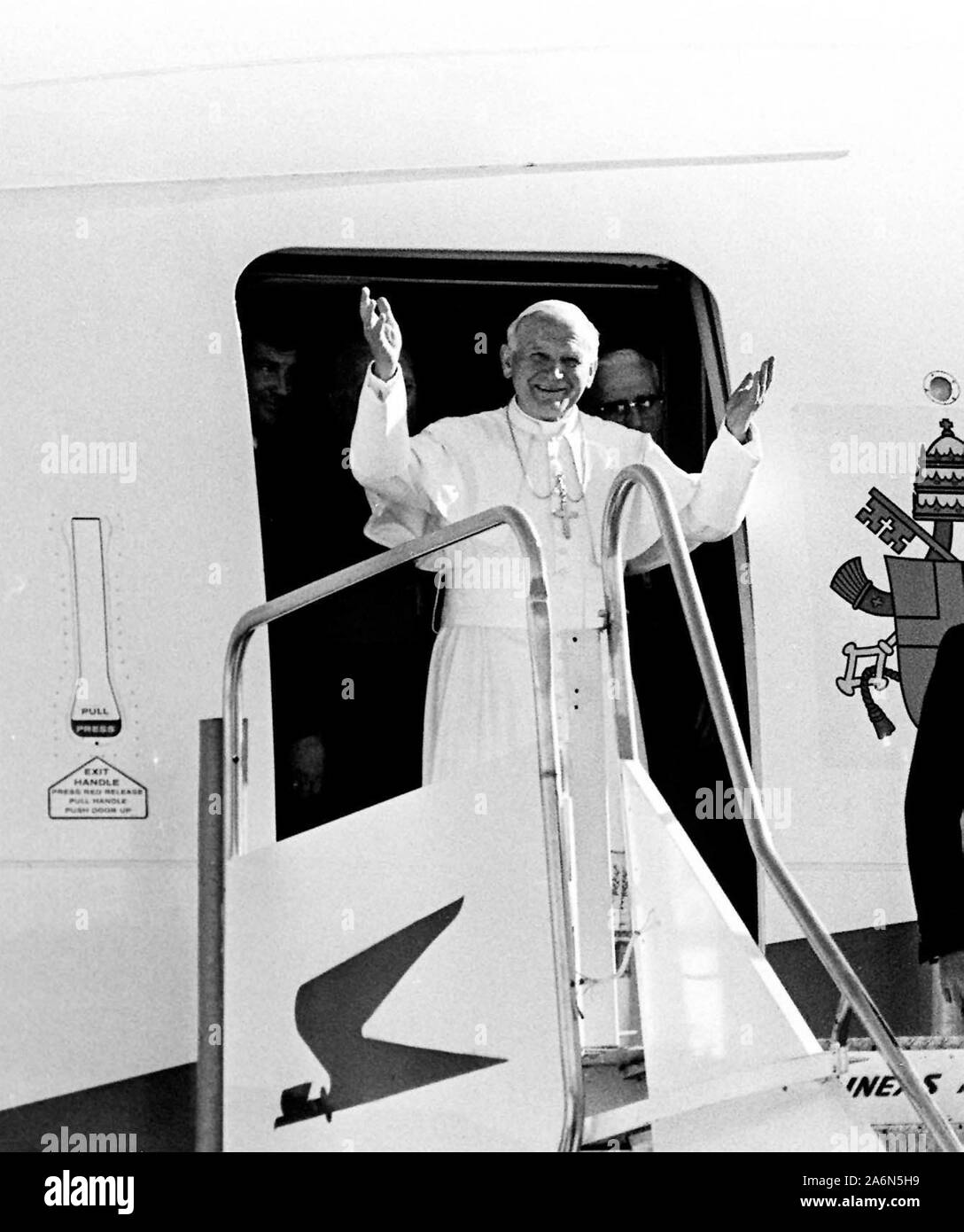 El Papa Juan Paull II saluda desde un avión, llegando a Buenos Aires, Argentina Foto de stock