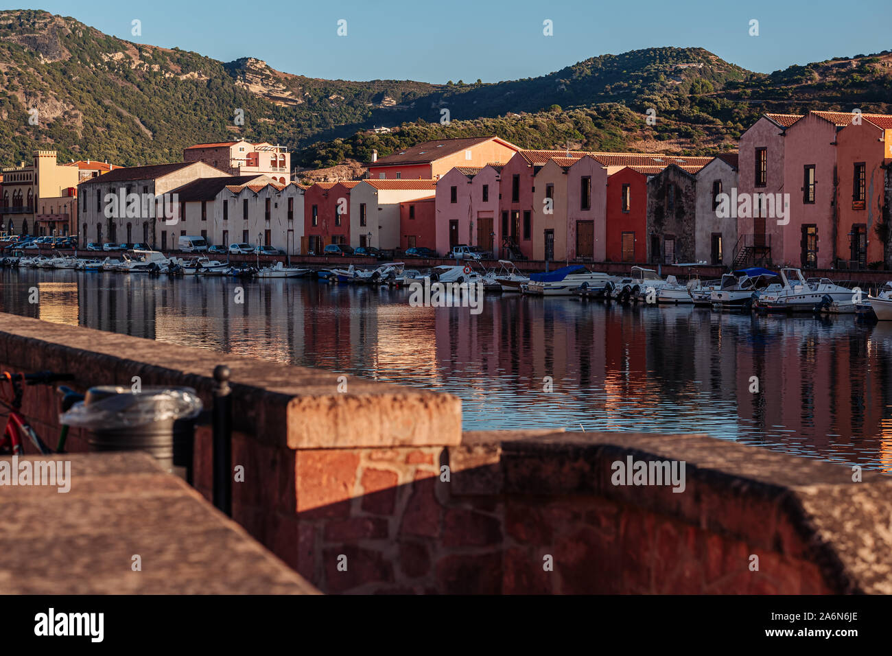 BOSA, Italia / OCTUBRE 2019: la vida en el pintoresco pueblo de pescadores en el norte de la IOF Cerdeña Foto de stock