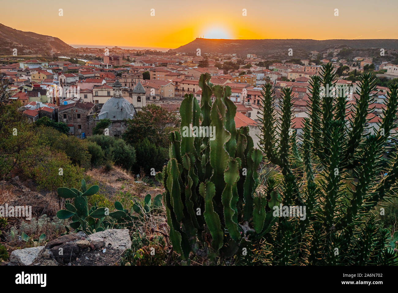 BOSA, Italia / OCTUBRE 2019: la vida en el pintoresco pueblo de pescadores en el norte de la IOF Cerdeña Foto de stock