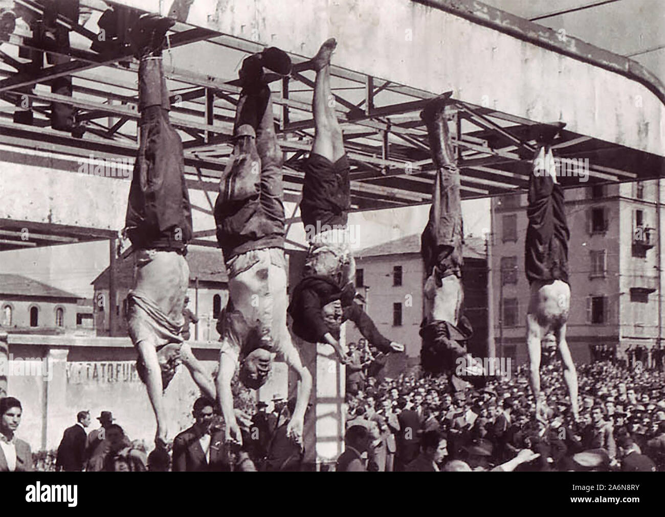 El cadáver de Benito Mussolini junto a su amante Claretta Petacci y los de otros ejecutados fascistas, en exhibición en Milán el 29 de abril de 1945, en la Piazzale Loreto, en el mismo lugar que los fascistas habían mostrado los cuerpos de 15 civiles milanés hace un año después de ejecutarlos en represalia por la actividad de la resistencia. La fotografía es de Vincenzo Carrese. 29 de abril de 1945 Foto de stock