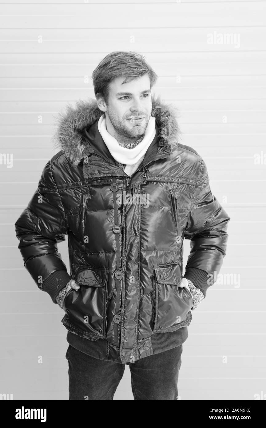 Ropa de hombre con estilo de invierno. traje de invierno. hombre barbudo  soporte cálido chaqueta parka aislado sobre fondo blanco. moda de invierno  hipster. guy usa chaqueta de invierno negra con capucha.