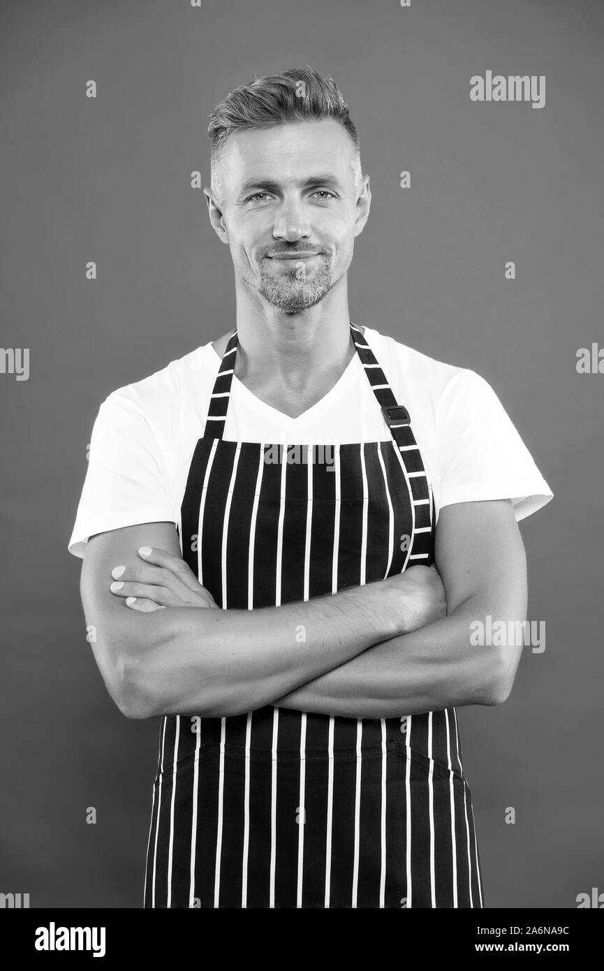 Profesional en cocina. hombre con delantal de hipster de cocinero