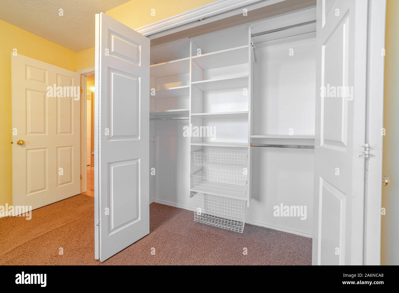 Armario empotrado blanco vacío interior o el armario Fotografía de stock -  Alamy
