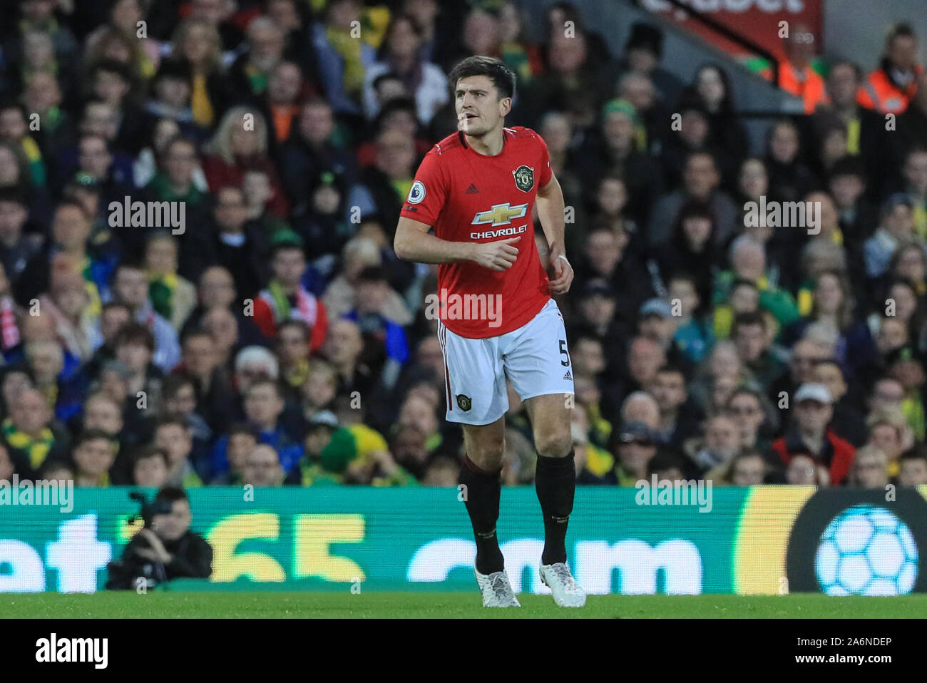 27 de octubre de 2019, el estadio Carrow Road, Norwich, Inglaterra, Premier League, Norwich City v Manchester United: Harry Maguire (5) del Manchester United en acción durante el juego. Crédito: Mark Cosgrove/Noticias Imagenes Foto de stock