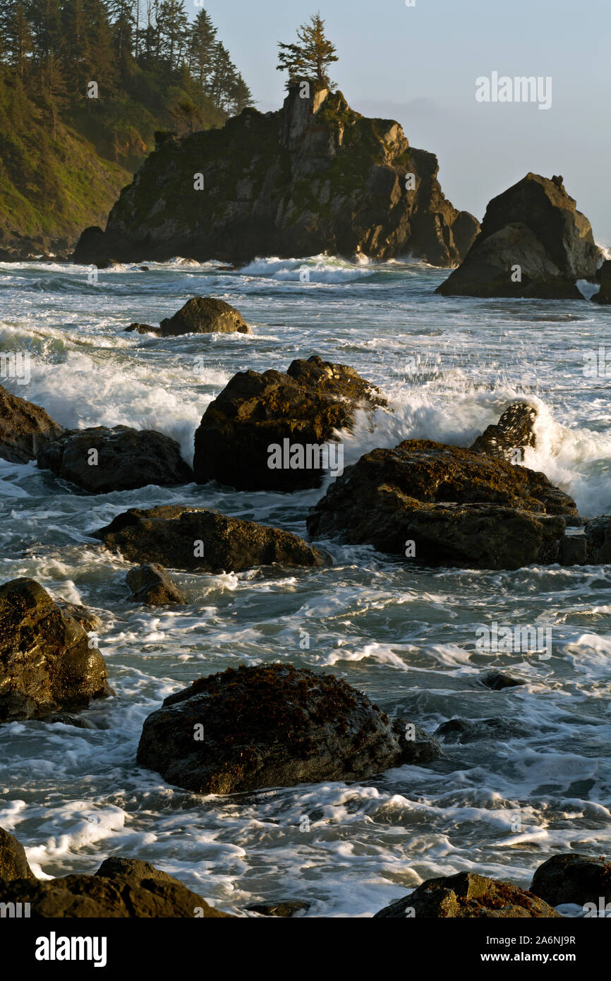 CA03781-00...CALIFORNIA - Atardecer en un día ventoso en Hidden Beach Ubicado a lo largo de la costa de California Trail en Redwoods National Park. Foto de stock