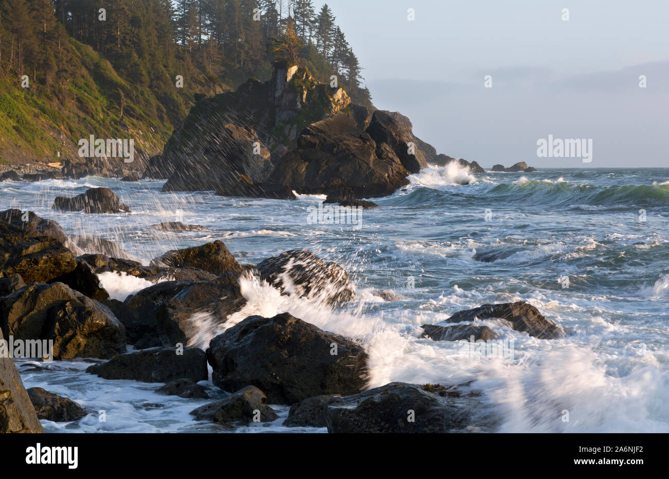 CA03784-00...CALIFORNIA - Atardecer en un día ventoso en Hidden Beach Ubicado a lo largo de la costa de California Trail en Redwoods National Park. Foto de stock