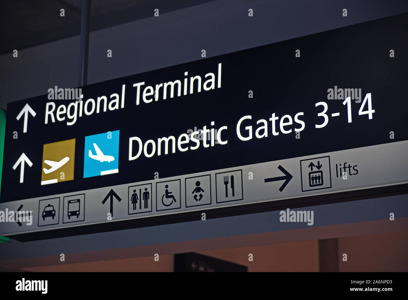 Señalización del aeropuerto dirigiendo los pasajeros de vuelos nacionales y regionales Foto de stock