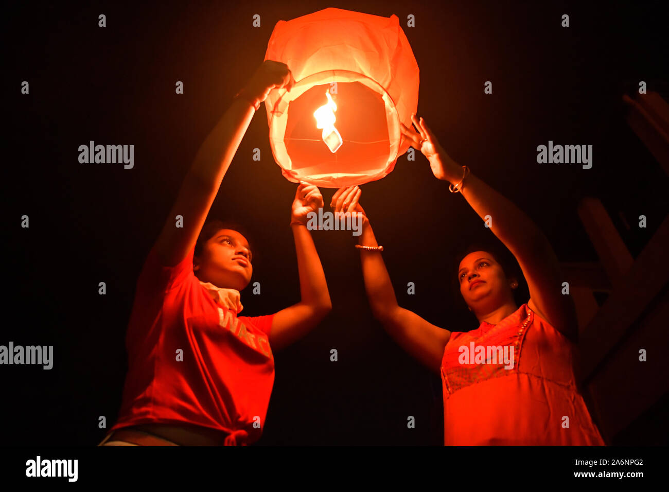 En Kolkata, India. 27 Oct, 2019. Una madre y su hija enciende una linterna  Kongming como celebran Eco friendly Diwali.Diwali es conocido como el ' Festival de las luces". Se conmemora la victoria