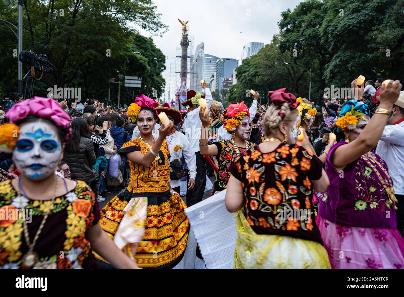 Ciudad de México, México. 26 Oct, 2019. Varias personas vestidas con el  traje tradicional y con los rostros pintados de verse durante la Catrina  Festival. Miles de personas salieron a las calles