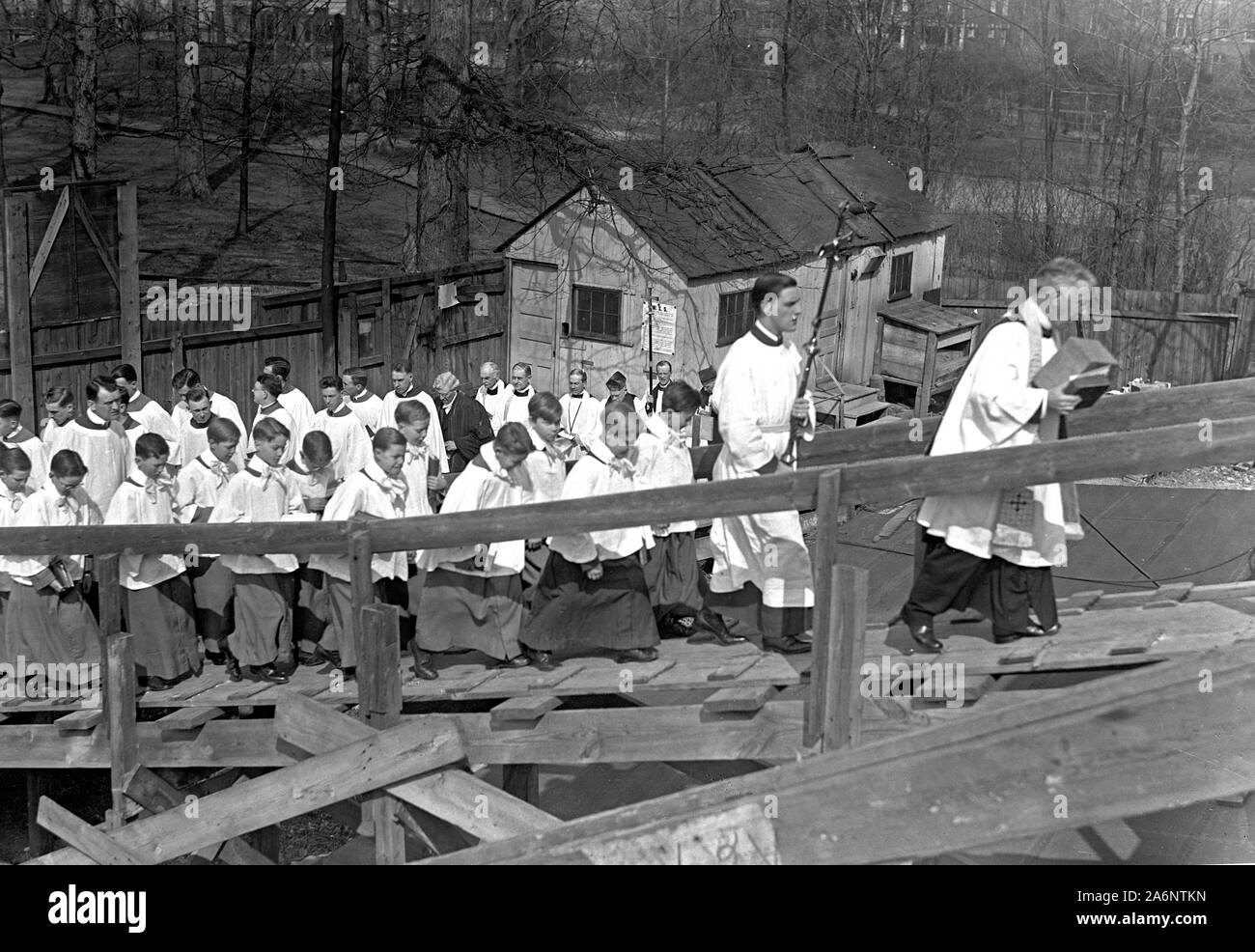 El clero católico y los sacerdotes en el servicio religioso al aire libre ca. 1918 Foto de stock