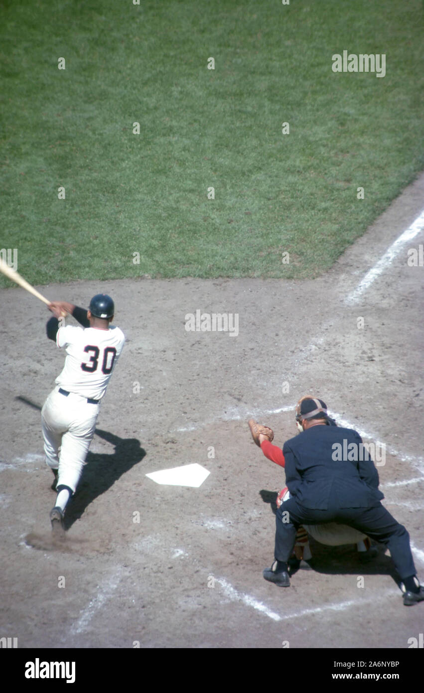 SAN FRANCISCO, CA - Agosto, 1962: Orlando Cepeda #30 de los Gigantes de San Francisco pone la pelota en juego durante un juego MLB contra los Cincinnati Reds circa de agosto de 1962, en el Candlestick Park, en San Francisco, California. (Foto por Hy: SetNumber Peskin) (X9182) Foto de stock