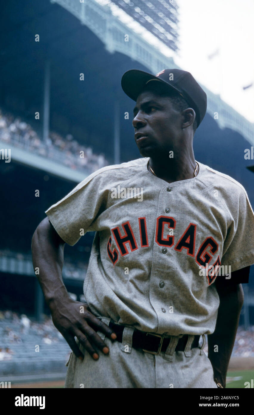 BRONX, NY - 19 DE JUNIO: Minnie Minoso #9 de los Chicago White Sox plantea ante un MLB juego contra los Yankees de Nueva York el 19 de junio de 1955, en el Yankee Stadium en el Bronx, Nueva York. (Foto por Hy Peskin) (número de registro: X2762) Foto de stock