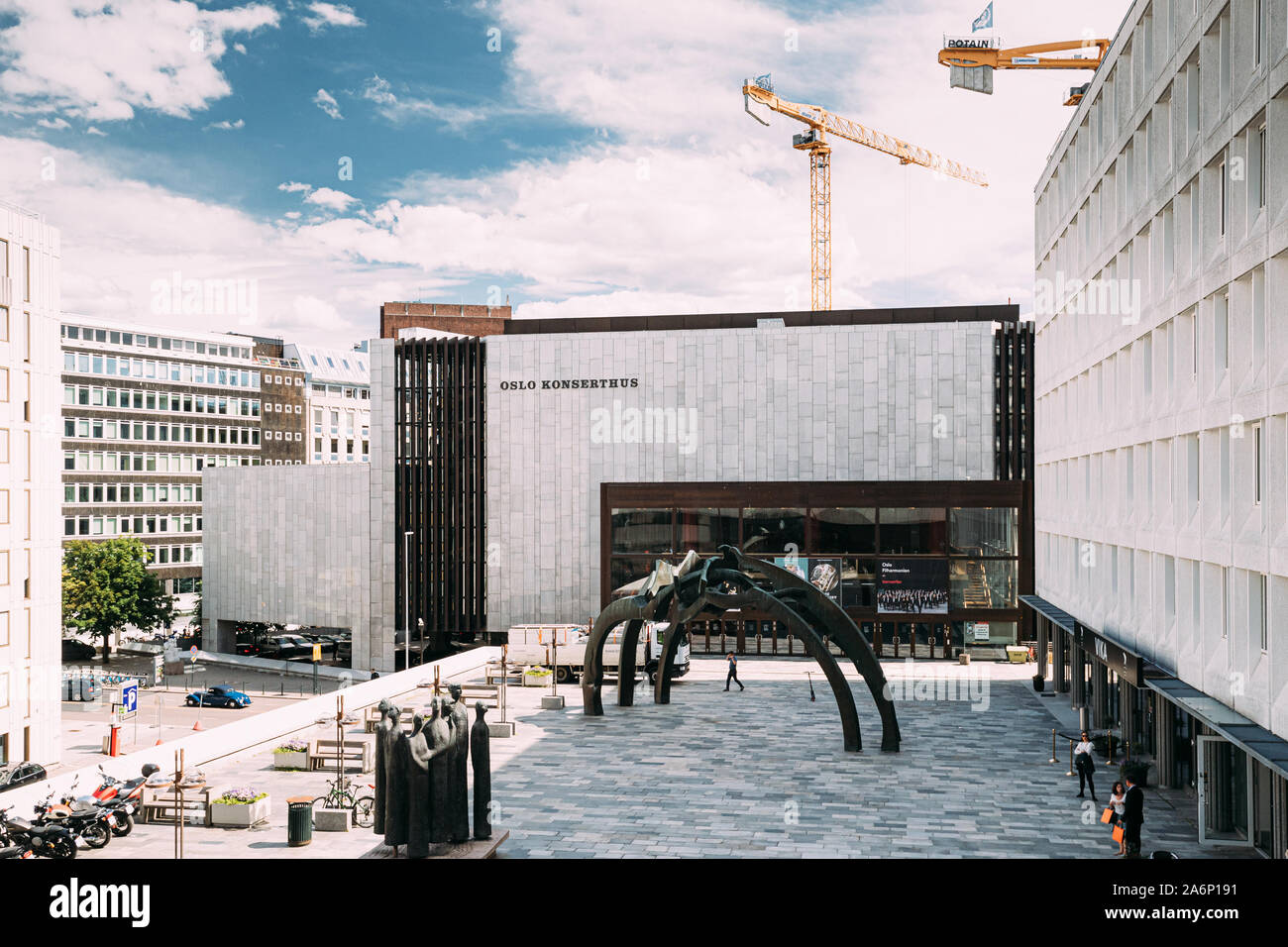 Oslo, Noruega - Junio 24, 2019: la gente caminando cerca de Oslo Concert Hall. Foto de stock