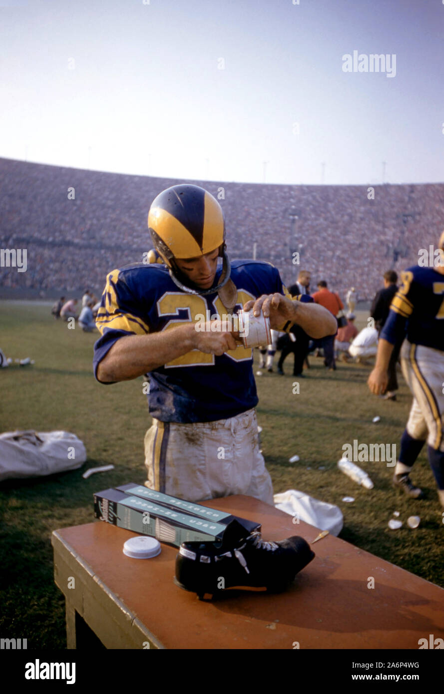 LOS ANGELES, CA - 10 de noviembre: Jon Arnett #26 de Los Angeles Rams se prepara en el banquillo durante un partido de la NFL en contra de los 49ers de San Francisco, el 10 de noviembre de 1957 en el Los Angeles Memorial Coliseum en Los Angeles, California. (Foto por Hy Peskin) Foto de stock