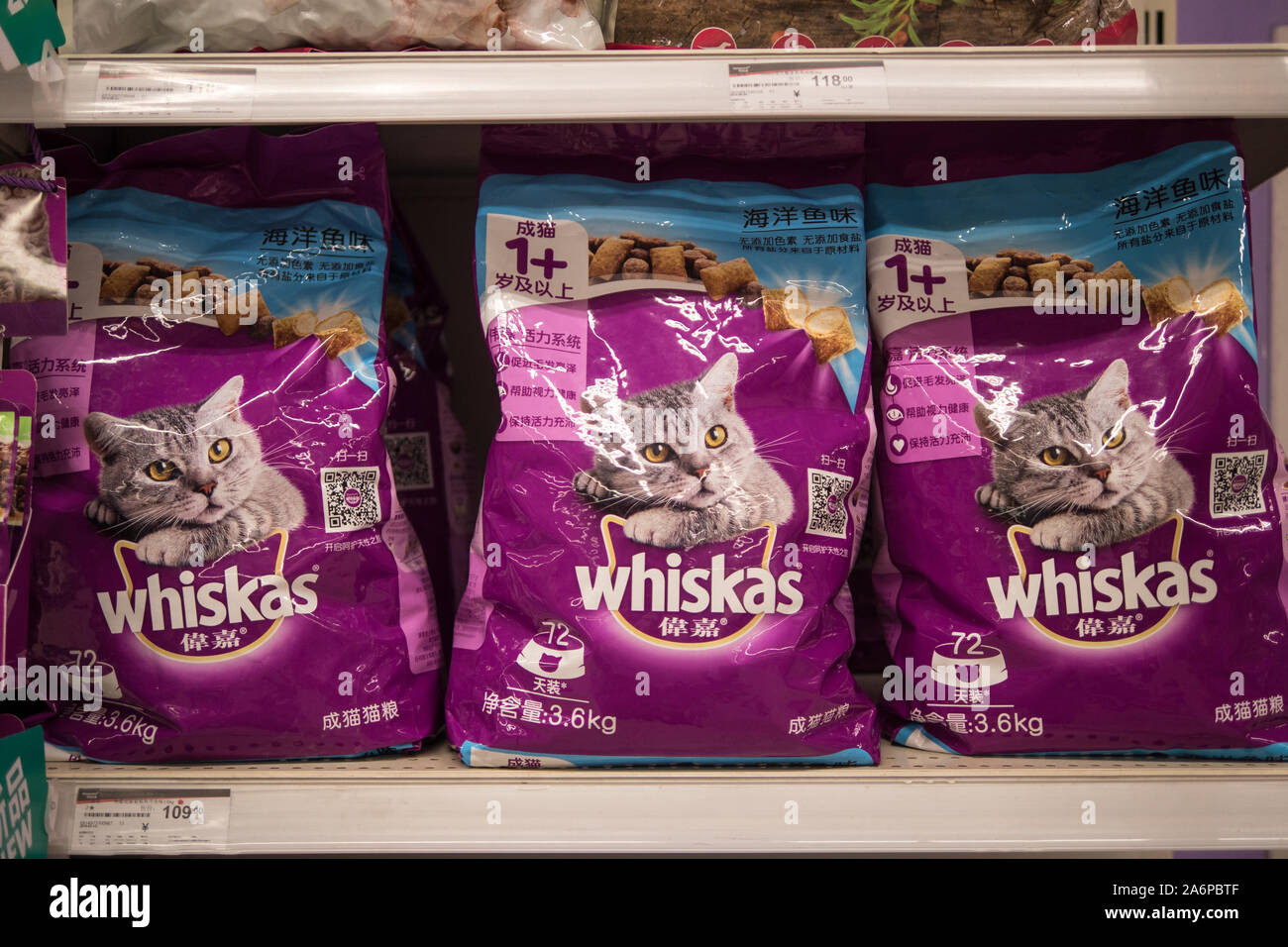 Wiskas en China: comida para gatos en el supermercado chino, Shanghai, China, 31 de julio de 2019 Foto de stock