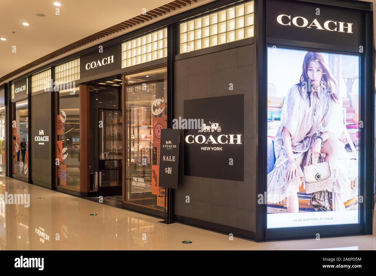 Bolsos y carteras en venta especial de autobús para comprar en el centro  comercial de China : China, 17 de junio de 2019 Fotografía de stock - Alamy