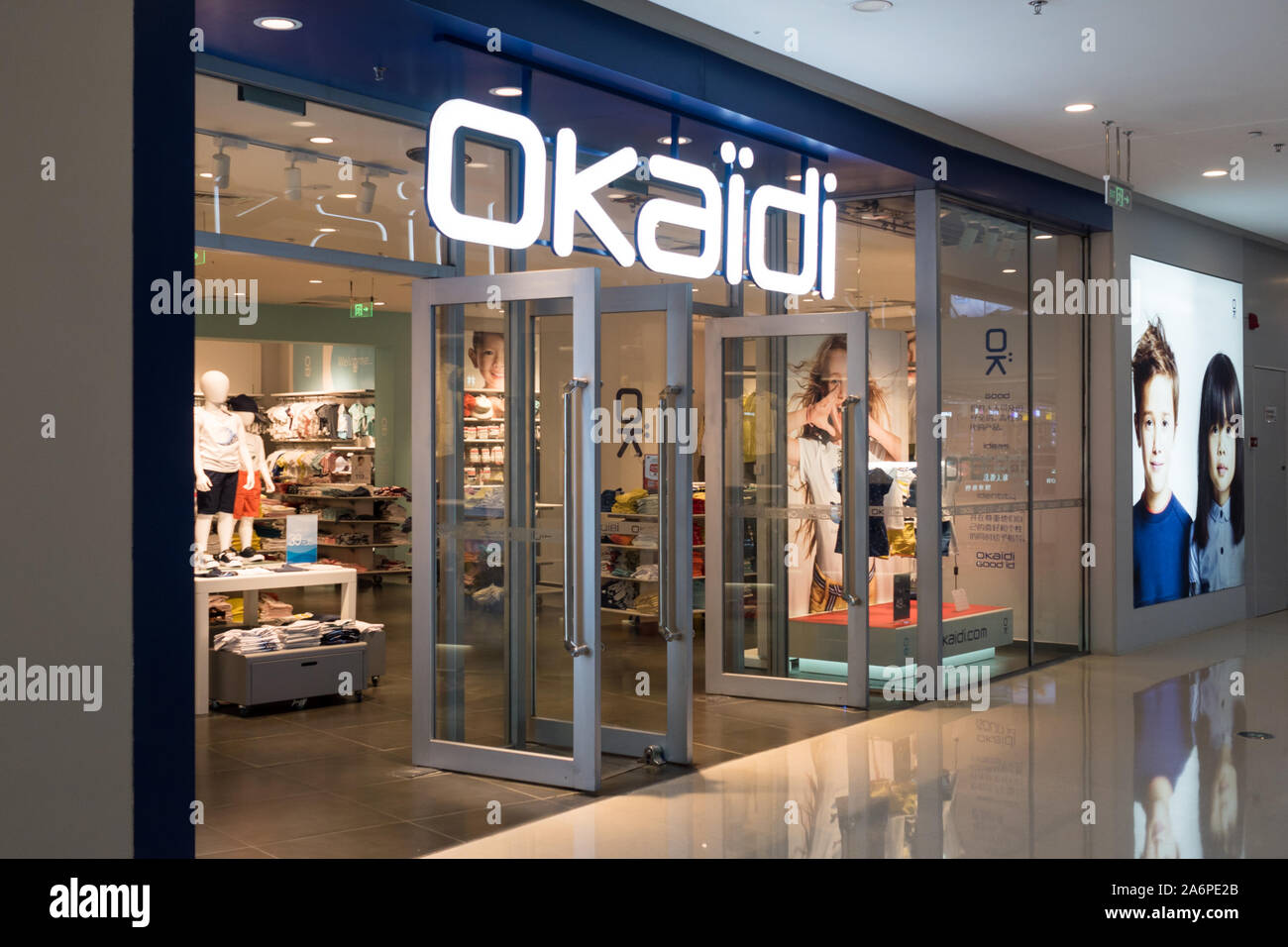 Ropa de niños : Okaidi fachada de tienda en mall chino durante la venta  especial en Dalian, China 13-06-19 Fotografía de stock - Alamy