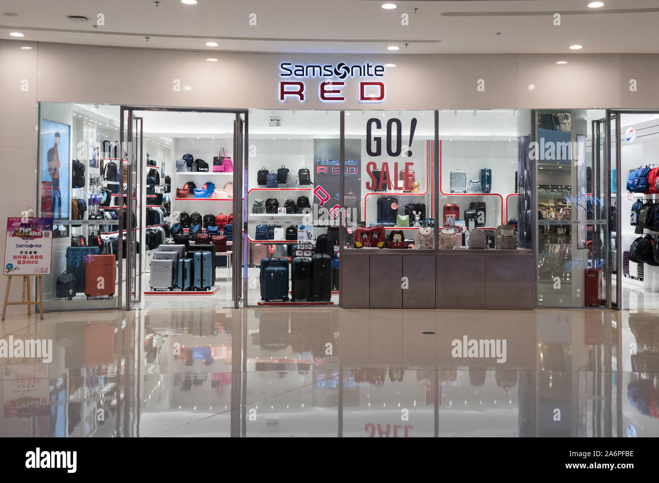 Samsonite fachada roja, de lujo tienda de maletas en Dalian, China 13-06-19  Fotografía de stock - Alamy