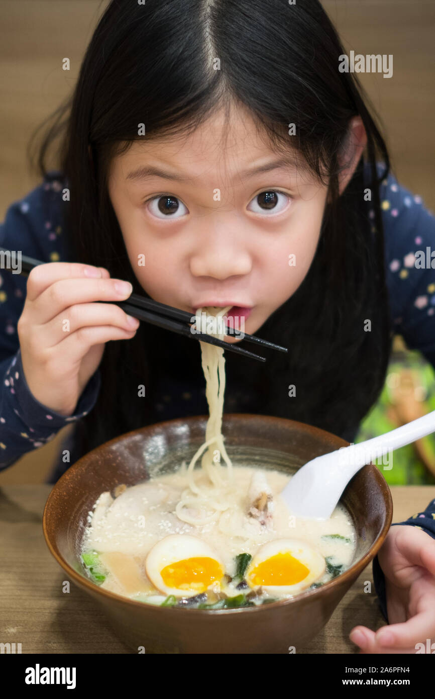 Chica asiática comer ramen Fotografía de stock - Alamy