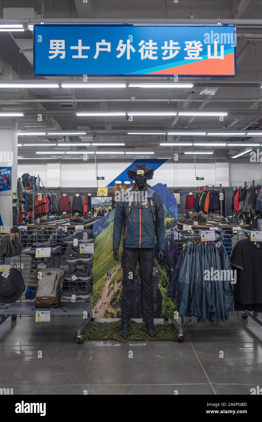 Accesorios de senderismo dentro de Decathlon tienda de ropa y