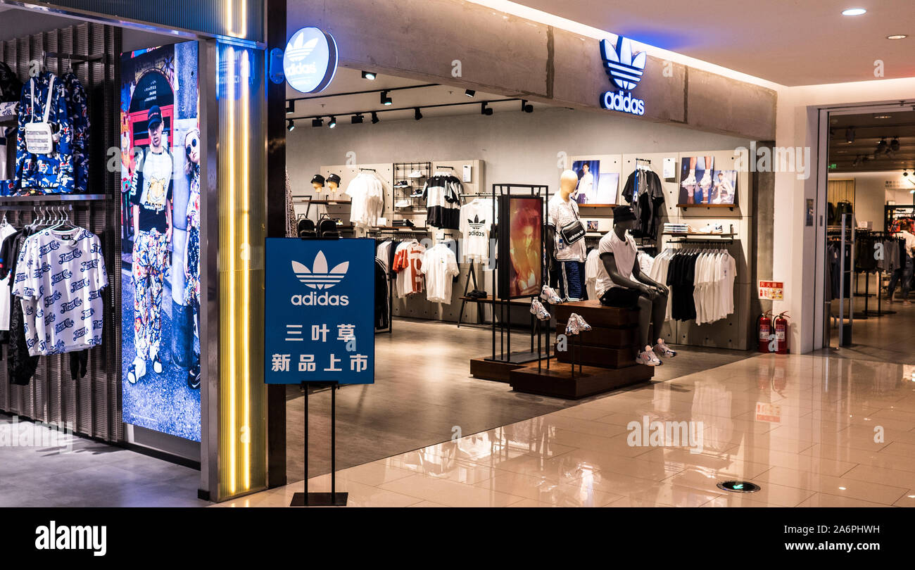 Venta especial de Adidas. Fachada de la tienda en el mall chino. Marca  francesa tener negocios en Asia, China, Dalian, 4 de junio de 2019  Fotografía de stock - Alamy