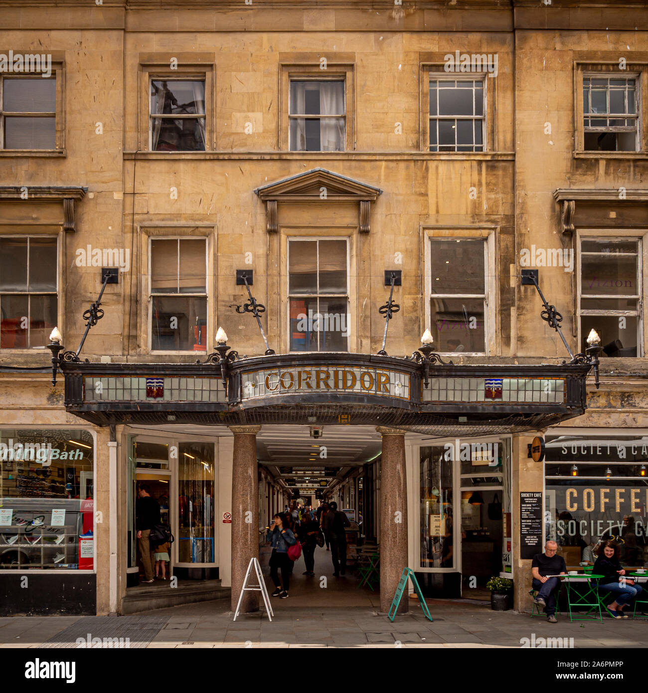 La fachada exterior del Corridor es una de las primeras galerías comerciales del mundo, diseñada por el arquitecto Henry Goodridge, construida en 1825, en Bath, Foto de stock