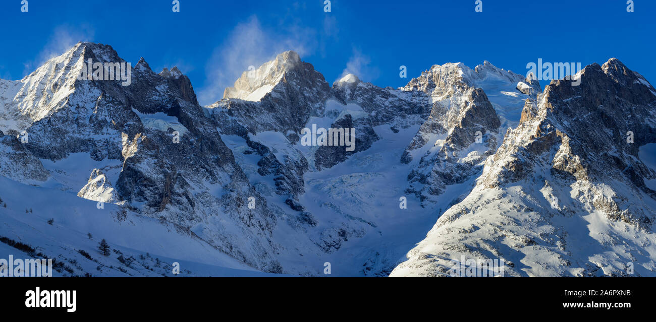 Invierno panorámica vista de picos de las montañas del Parque Nacional de Ecrins. El Col du Lautaret, Hautes-Alpes, Alpes, Francia Foto de stock