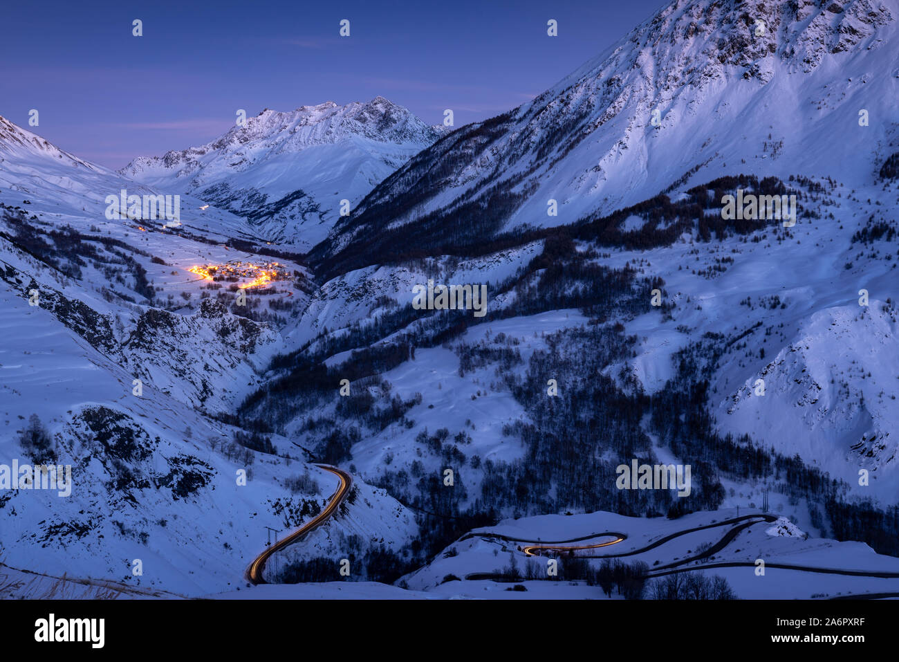 Alpine posluminiscencia en la aldea de Villar d'Arene en invierno (Parque Nacional de Ecrins). El romanche, Valle, Hautes-Alpes (05), Alpes, Francia Foto de stock