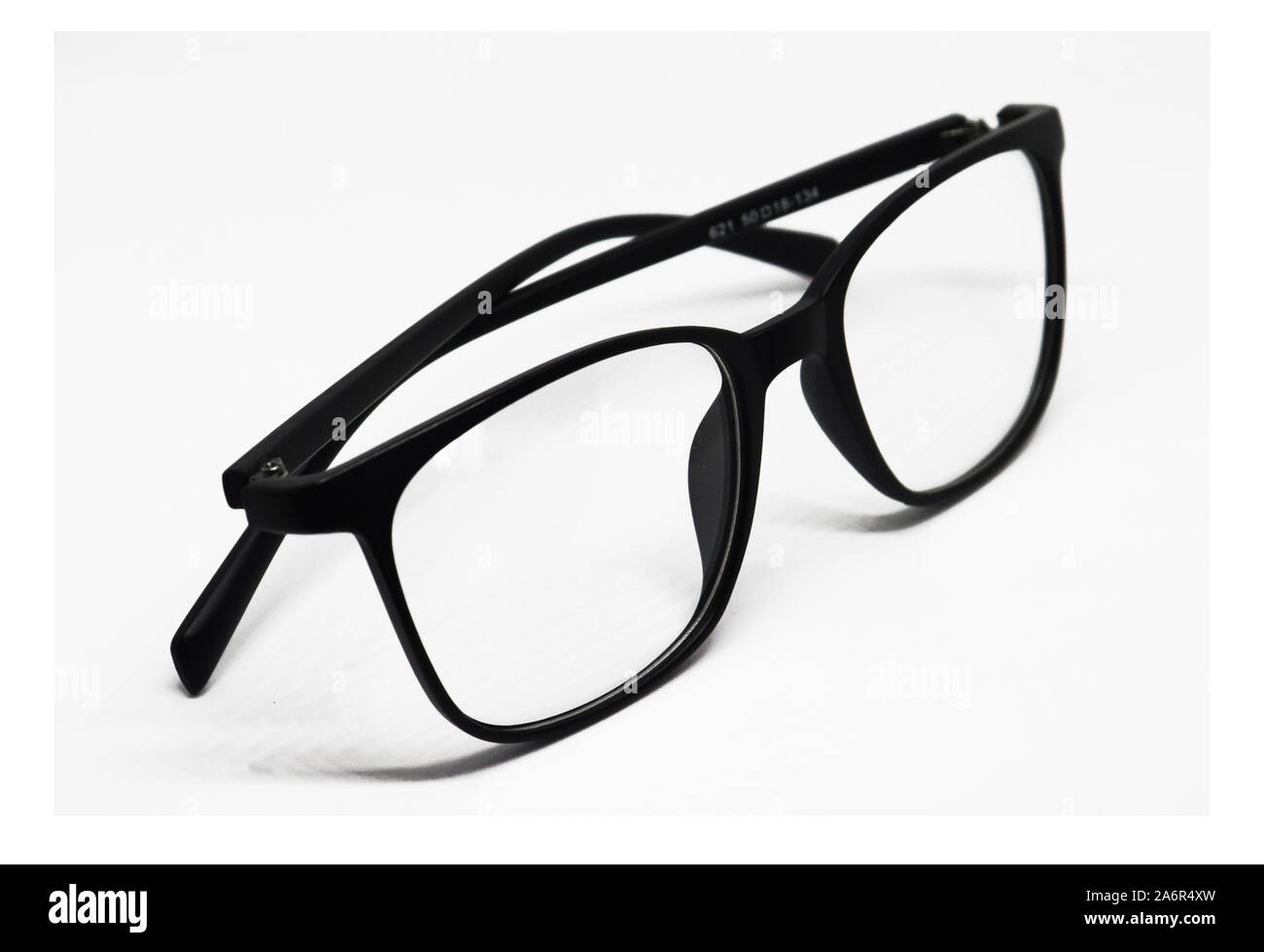 Gafas de montura negra elegante aislado fondo Fotografía de stock - Alamy