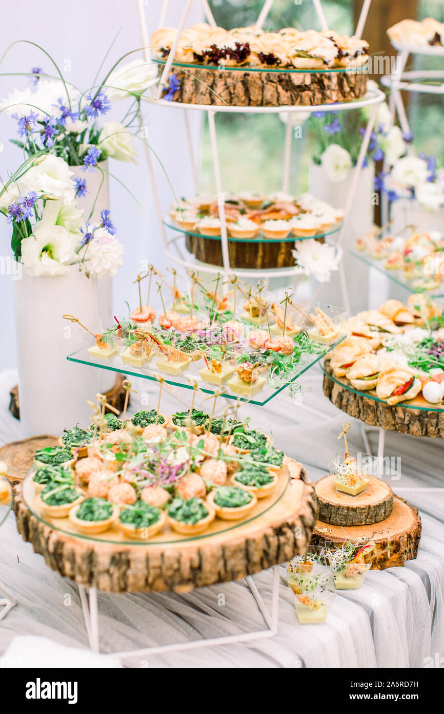 Mini canapés alimentos. Una hermosa decoración catering para banquetes,  soportes de madera. Snacks y aperitivos. Celebración de boda Fotografía de  stock - Alamy