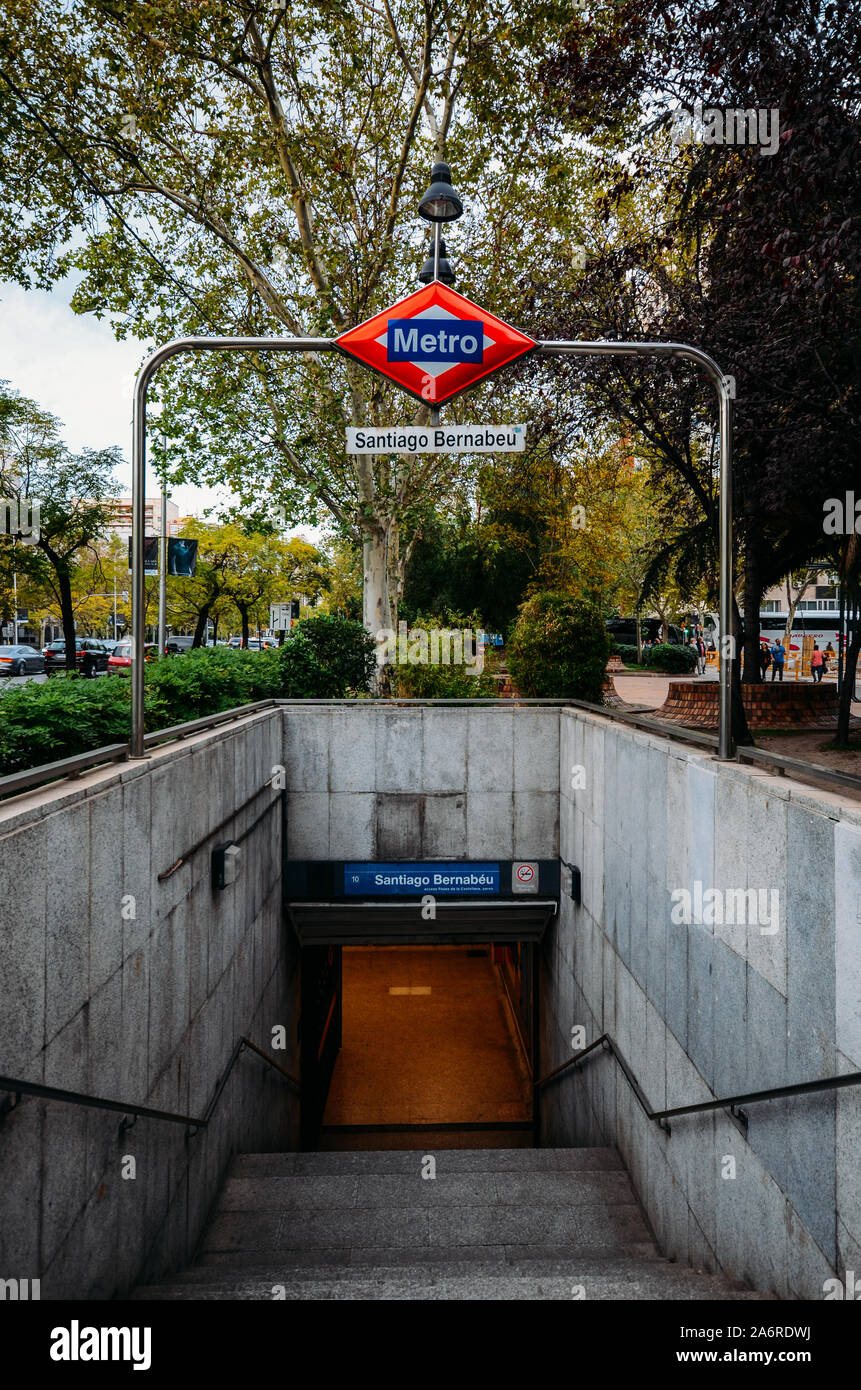 Madrid, España - 27 Oct, 2019: entrada de metro a la estación de metro de Santiago Bernabeu mantenimiento del famoso estadio de fútbol Foto de stock